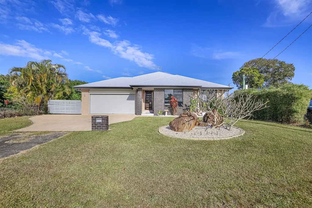 Burnett Heads 4房  Coastal Luxury on a Quarter-Acre: Premium Family Living with a Mammoth Powered Shed!