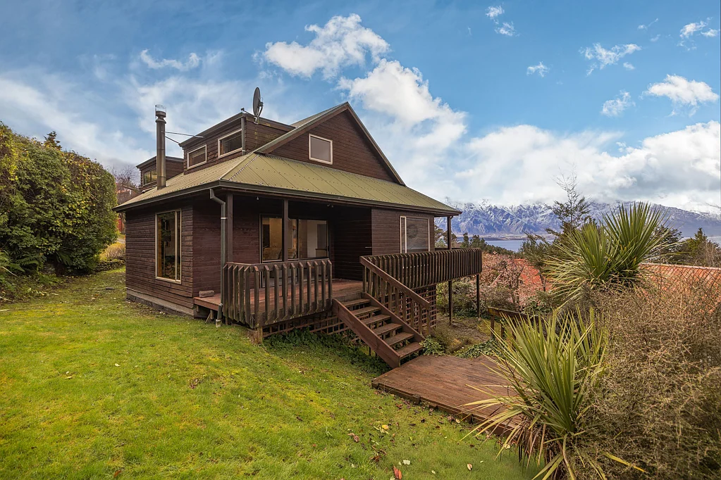 Sunshine Bay 4 Slaapkamer Character Home with Big Views & Big Potential