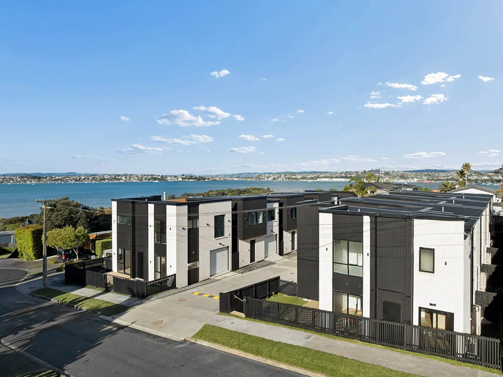 Glendowie 3房 坐拥海景，现代全新住宅，令人一见倾心，优质学区加持！ Sea Views. Freestanding. Seriously Tempting.