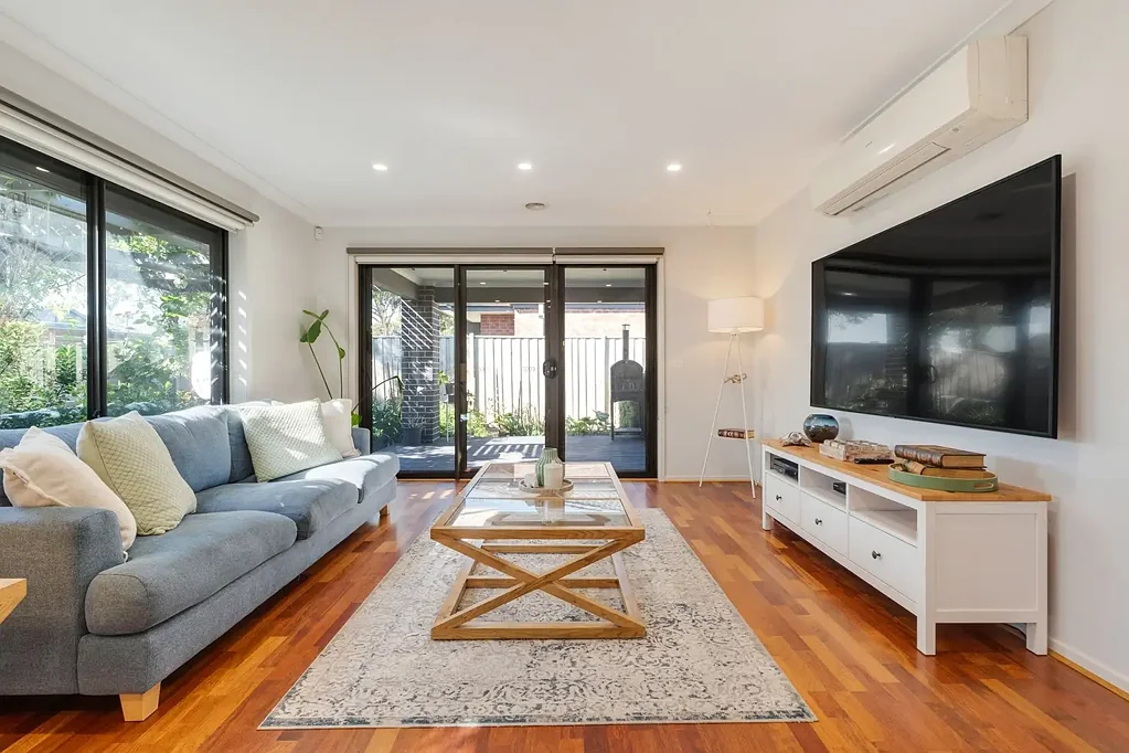 Greenvale 3침실 An enchanting sanctuary in the heart of Greenvale, perfectly positioned on a prized corner block