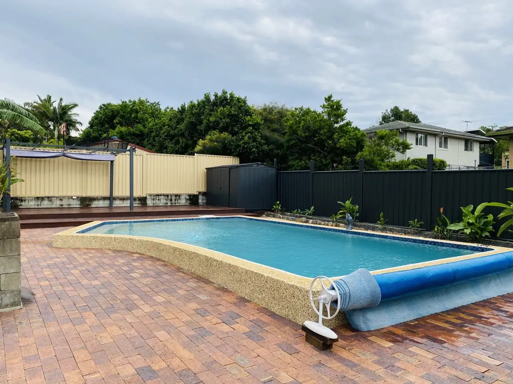 CARSELDINE BEAUTY WITH INGROUND POOL