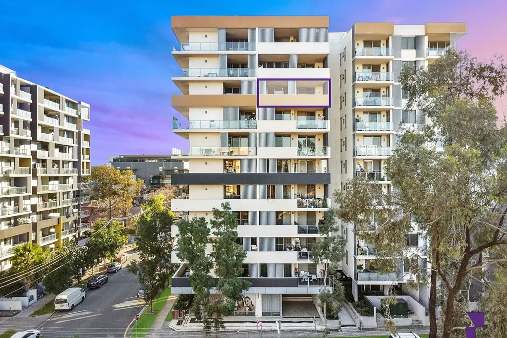 Bankstown 2房 现代临街公寓，距离 Bankstown Central 和火车站 450 米 Contemporary street facing apartment located 450m from Bankstown Central and Train station