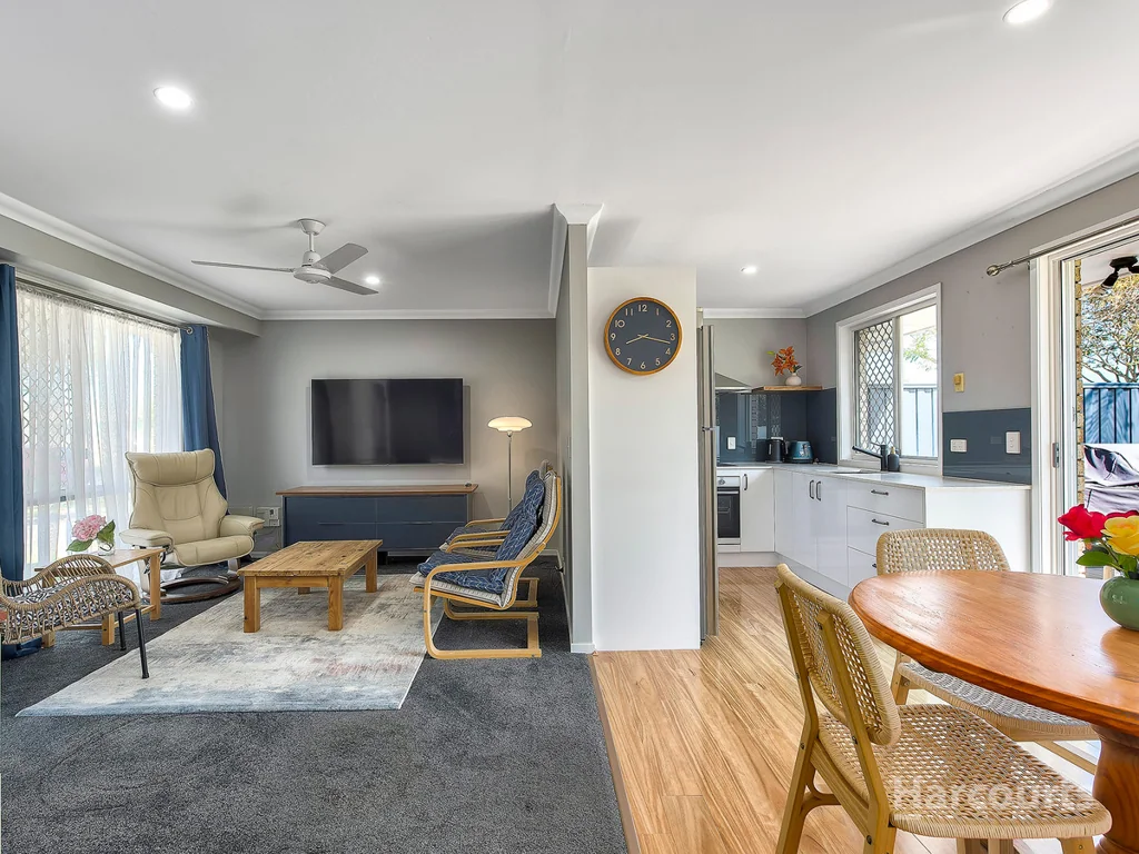 Fitzgibbon 3कमरा Modern, Move-In Ready Living in a Convenient Fitzgibbon Pocket