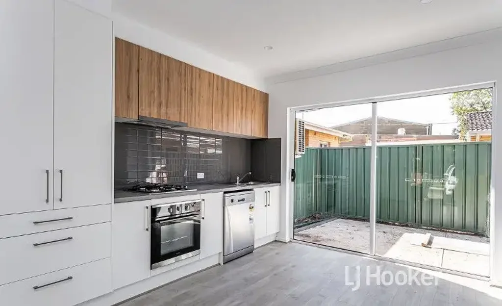 Renovated 2 bedroom Unit In Perfect Location!!!