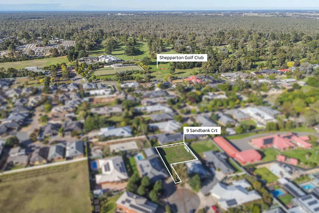 Shepparton Just a chip to the golf Course!