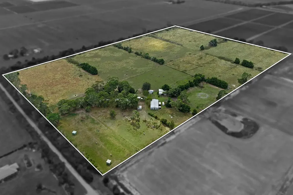 Catani 4غرفة نوم THE BRIEF:
39.72 ACRE HORSE PROPERTY WITH LOADS OF POTENTIAL