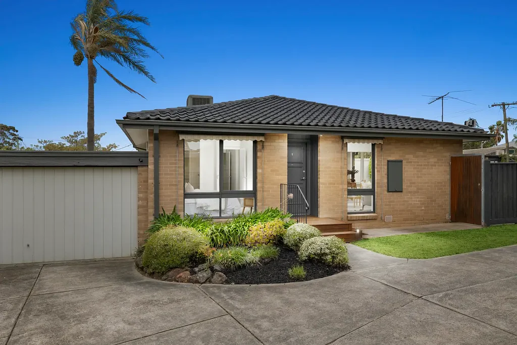 Mount Waverley 2Kwarto MWSC Zone - Villa Wrapped in its Own Generous Gardens