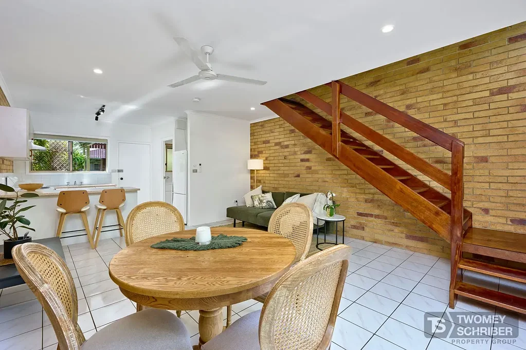 Manoora 2Kwarto 2-Bedroom Townhouse with Private Courtyard, Pool & Low Body Corporate Fees!