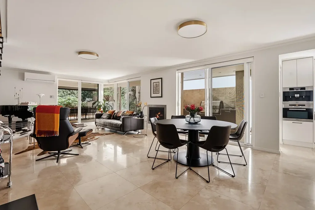 Crawley 2Moenga NORTH FACING PARKSIDE TOWNHOUSE