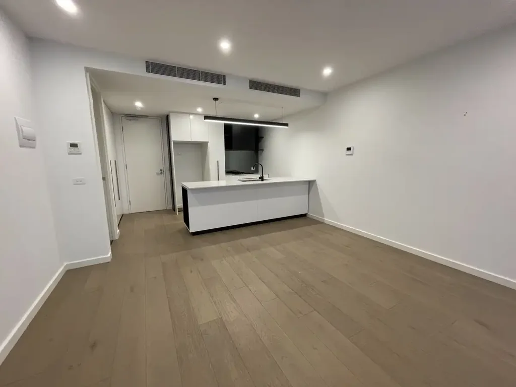 BEAUTIFULLY APPOINTED APARTMENT WITH PRIVATE COURTYARD!