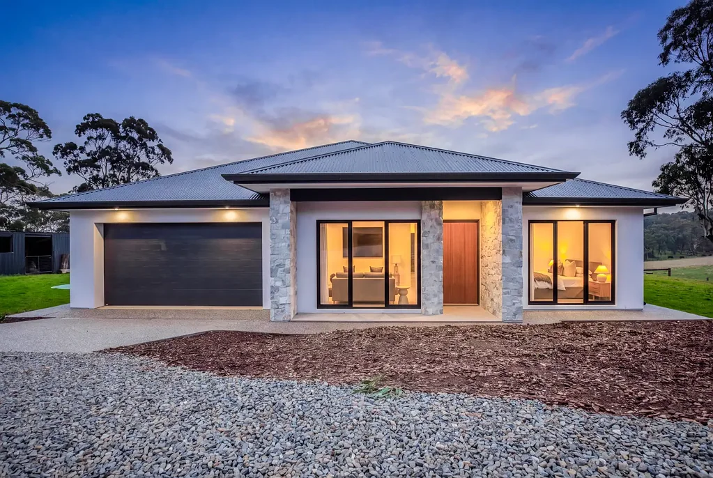 Meadows 4Zimmer The Epitome of Adelaide Hills Acerage: 20 Acres and a Brand New Family Home.