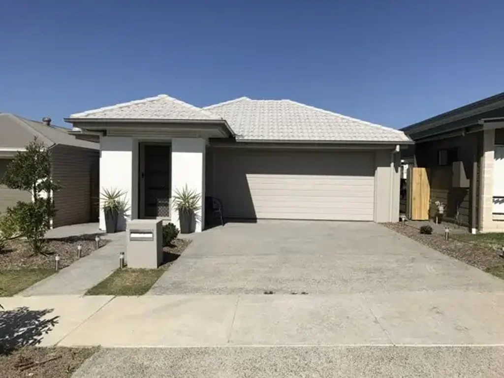 FANTASTIC LOW MAINTENANCE HOME IN A SORT AFTER ESTATE IN SPRINGFIELD LAKED