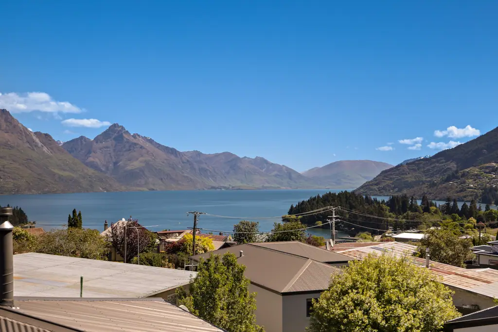 Queenstown 5 Bedroom Big water views close to town
