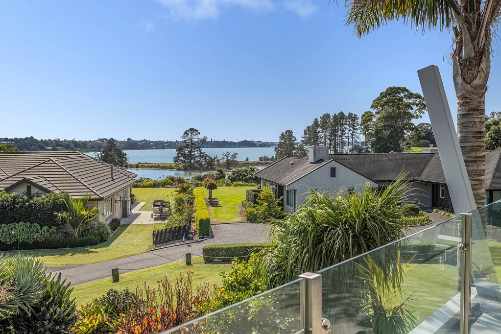 Whakamarama 4ห้องนอน Car Enthusiasts’ Dream with Harbour Views