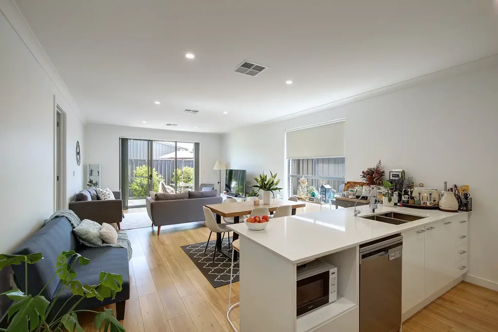 Morphettville 2Kwarto Stylish Living, Coastal Lifestyle & City Convenience! Invest With a Tenant or Nest