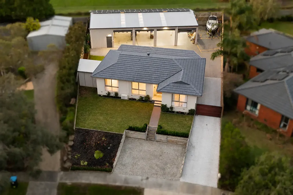 Berwick 3房 230m²商业车间 759m²庭院空间 三卧温馨住宅 五车位车库 三相电源 升降机齐全 家商两用优选 The Brief: Rare Home & Commercial-Scale Workshop Opportunity in the Heart of Berwick