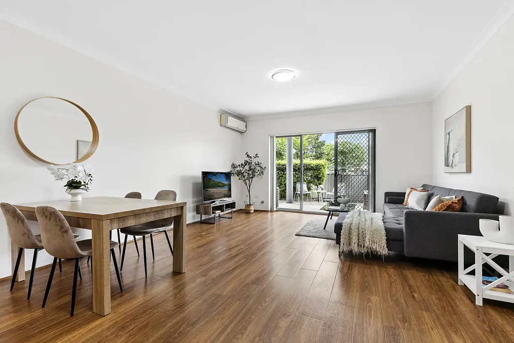 Spacious Ground Floor Apartment with Dual Courtyards
