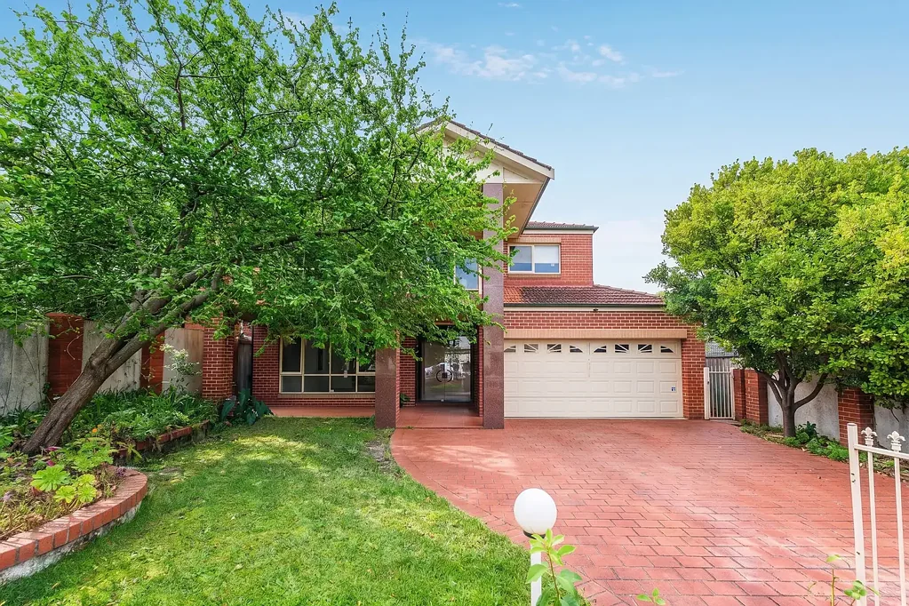 Freshly Renovated Family Masterpiece in Blue-Ribbon Chatswood