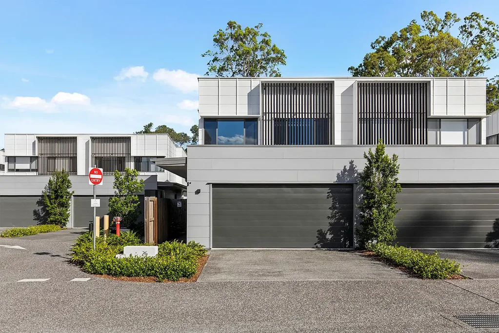 Albany Creek 4Moenga Modern Townhouse with a Large Backyard!