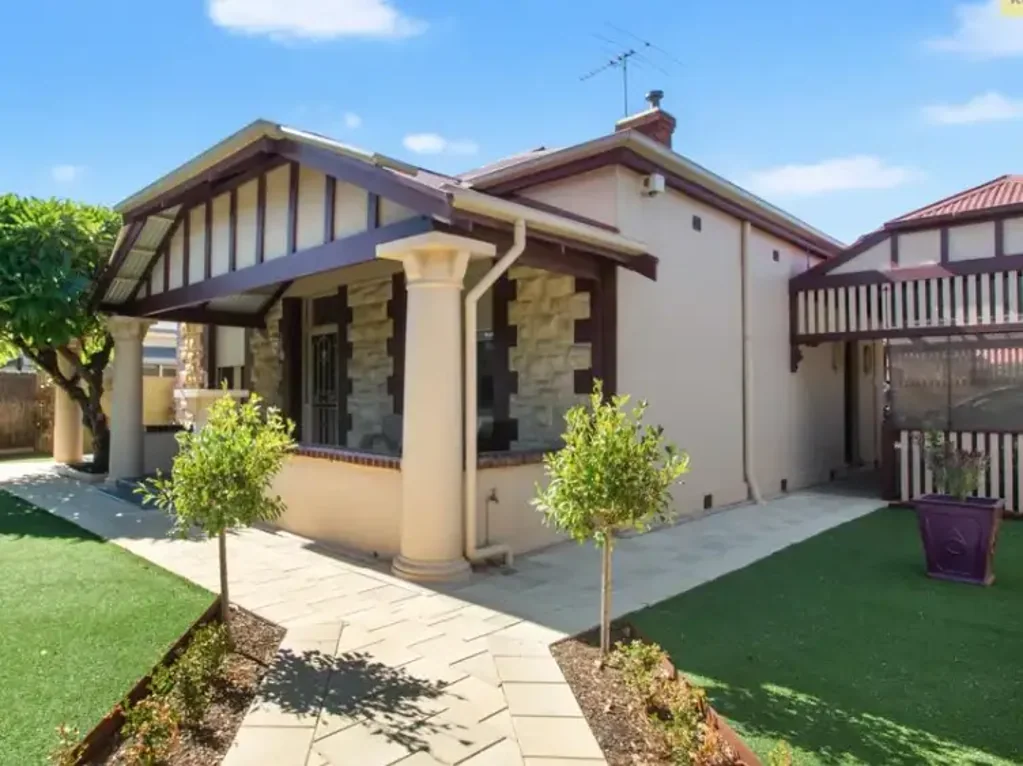 LIVE NEAR THE BEACH! ROOM INCLUDES WATER + ELECT + WIFI + BED! Share Property in Glenelg East