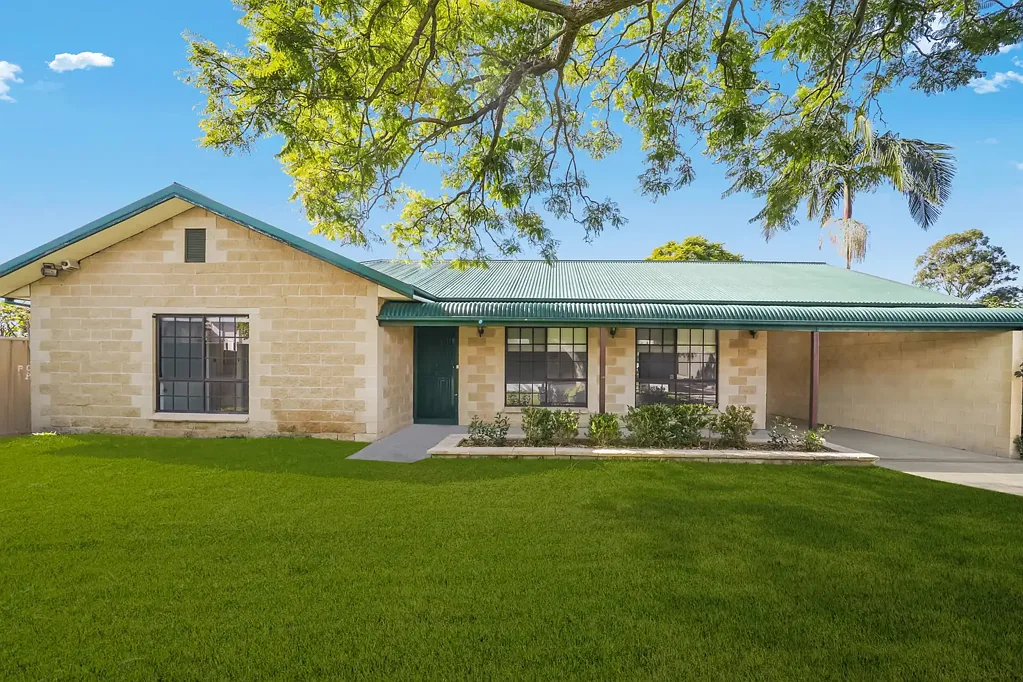 South Wentworthville 4房 South Wentworthville黄金地段 宽敞多功能 4卧2卫 主卧带套间 现代厨房 全屋木地板 巨大后院 便利交通 顶级学区 Spacious Family Home in Prime South Wentworthville Location