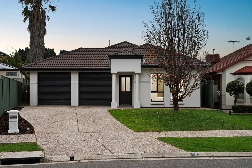 Mawson Lakes 4Zimmer Polished Interiors, Backyard Freedom and Everyday Connection.