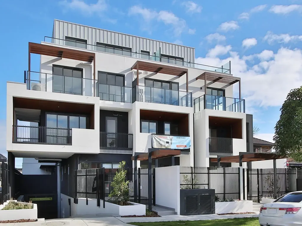 TWO BEDROOM GEM IN THE HEART OF SHOPS, CAFES & MORE!