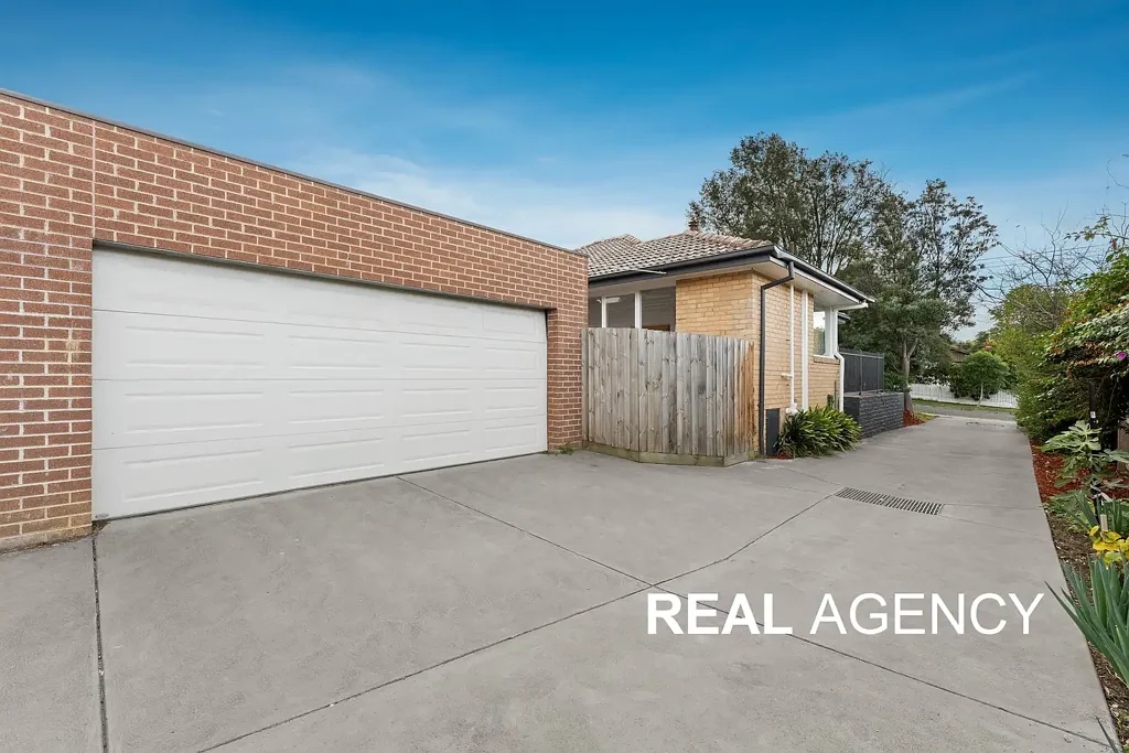 Wantirna South 3ห้องนอน Appx.380m² Renovated 3 Bed Family Home With Almost New Double Garage