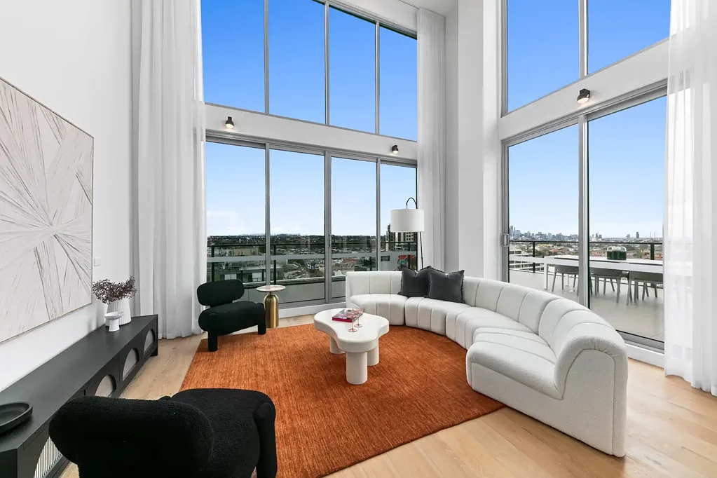 Moonee Ponds 4房 Moonee Ponds黄金地段 230㎡双层顶层 75㎡观景阳台 Miele高端厨房 四卧四卫 智能家居 两车位安全停泊 Landmark Moonee Ponds Double-Storey Penthouse - 4 Bed, 230sqm. Sky-high luxury in Moonee Ponds!