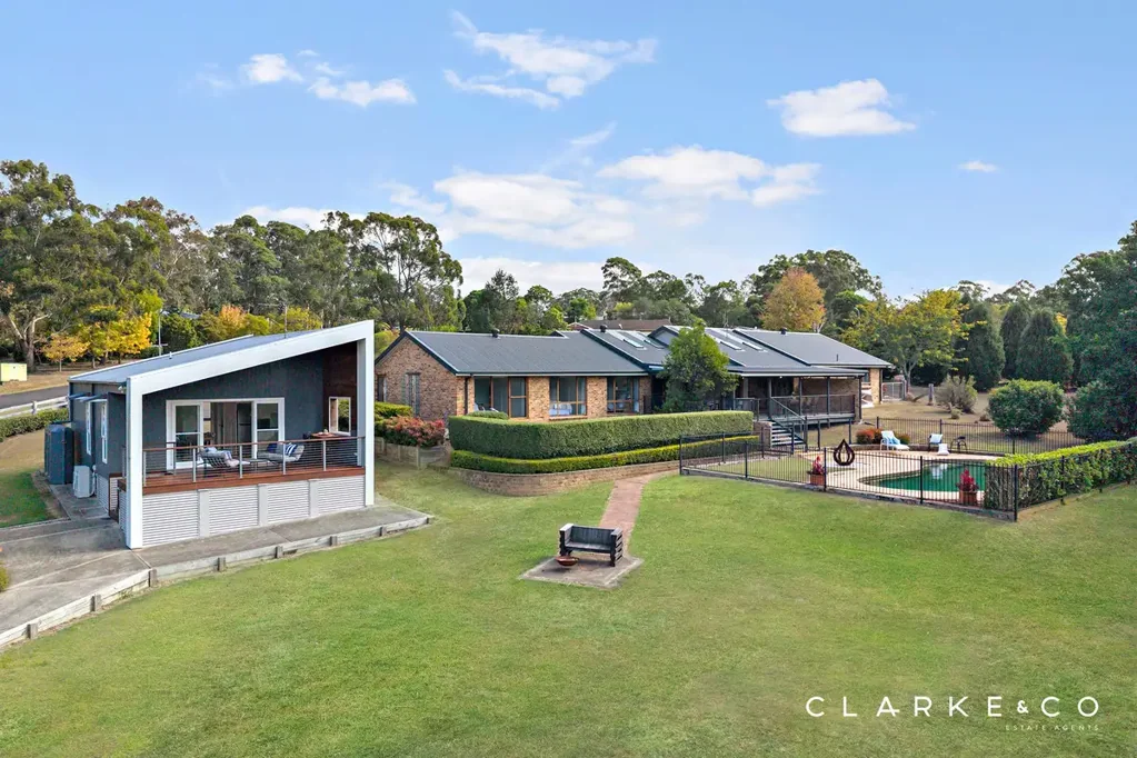 Bolwarra Heights 6 Bedroom EXPANSIVE LIVING WITH A SCENIC BACKDROP!