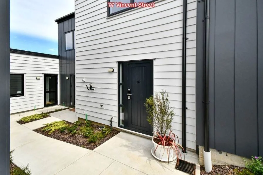 Boutique Al Fresco Living: Modern 2-Bedroom Sa...