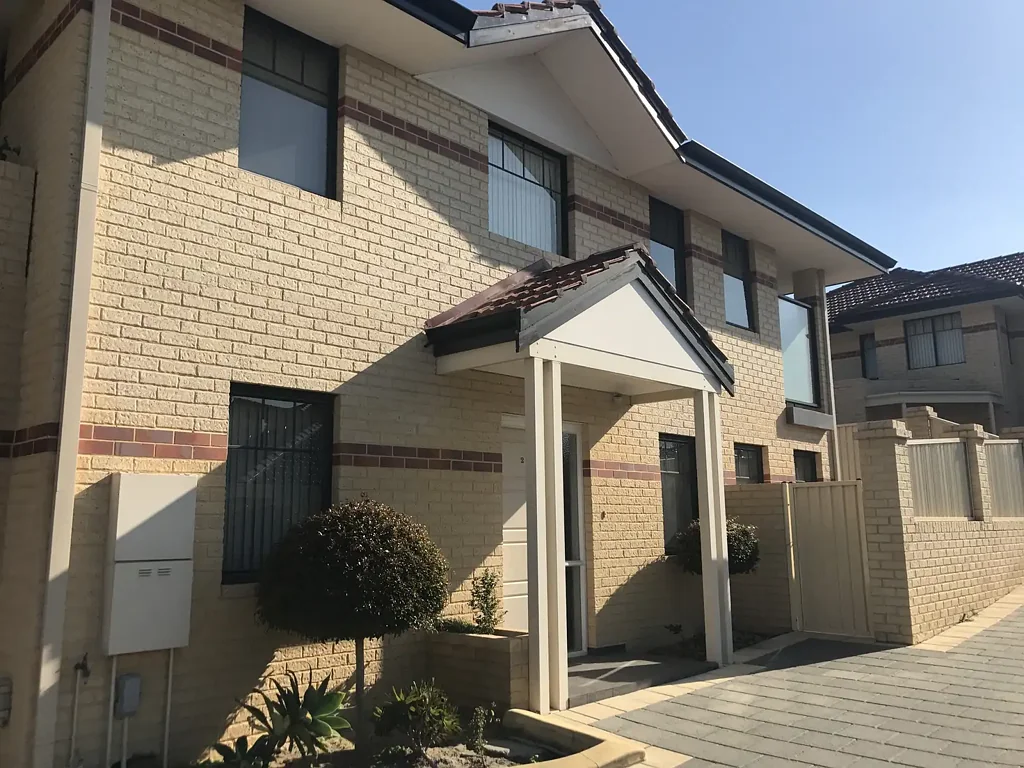 Spacious Two-Storey Townhouse in a Prime Como Location