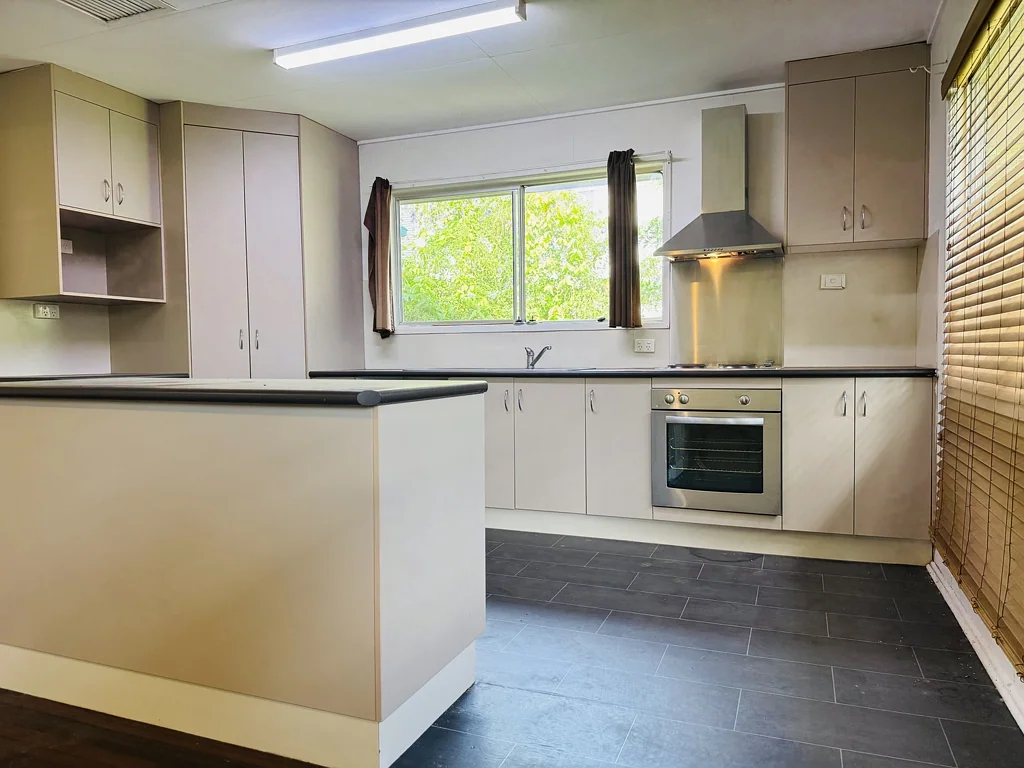 Moranbah 4Kwarto MODERN KITCHEN, 2 BATHROOMS, SPACIOUS HOME WITH LARGE SHED