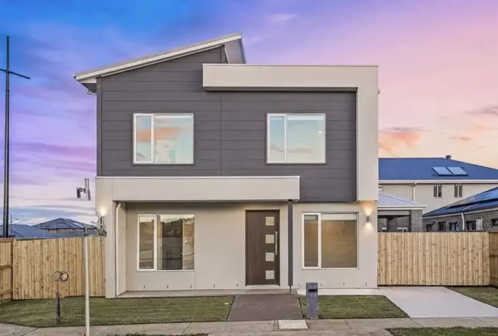 Spacious Family Home with Two Master Bedrooms in Prime Fraser Rise Location