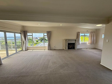 Stunning Water & City Views in Macleans Colleg...