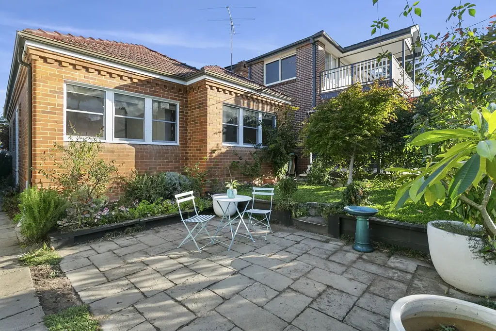 Freshwater 3 Bedroom Charming North-Facing Cottage in a Premier Freshwater Pocket