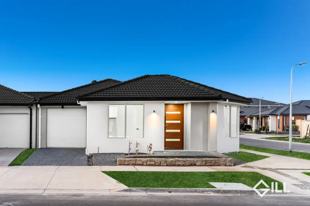 Clyde North 4 Bedroom Brand New 4-Bedroom Beauty in Prime Clyde North Location – 2 Ensuites, Modern Comfort, Walk to Everything