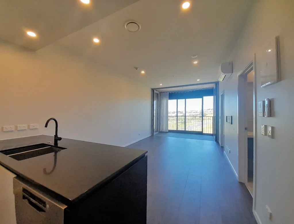 A Luxury apartment features 1 bedroom+ huge study+ carpark. Perfect for couple or small family.