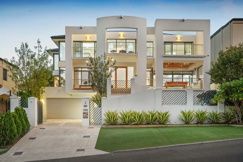 Applecross 4Moenga Timeless Luxury. Unrivalled Parkside Living. Distinctly Applecross.