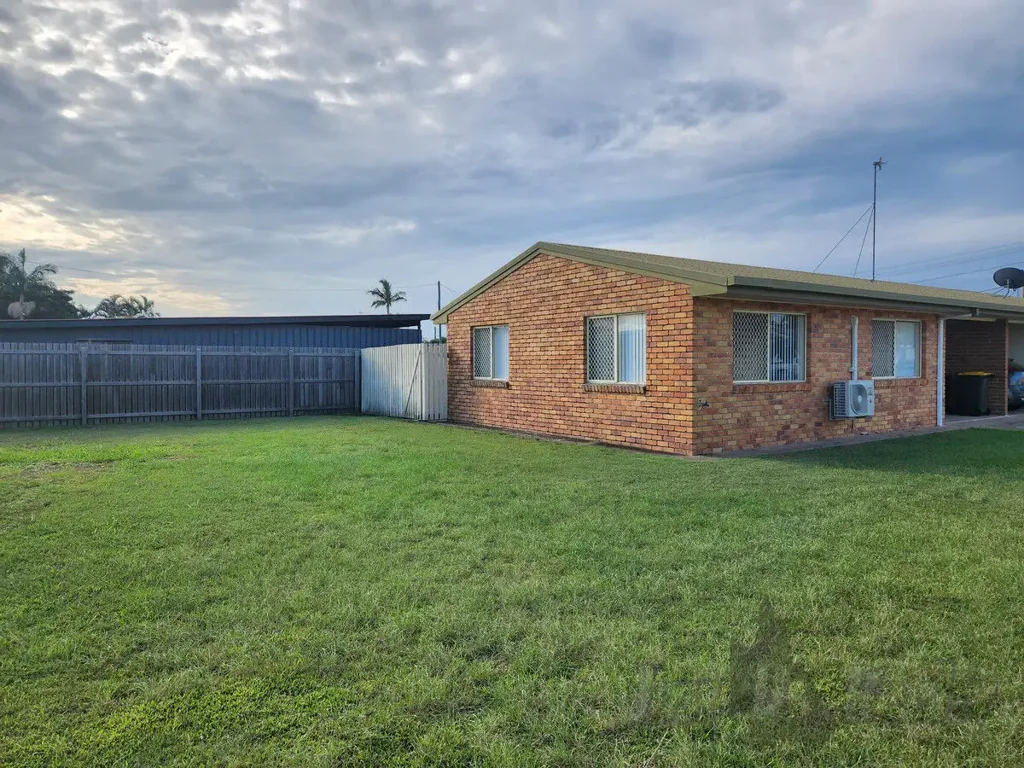 2-Bedroom Duplex with Private Yard in Norville