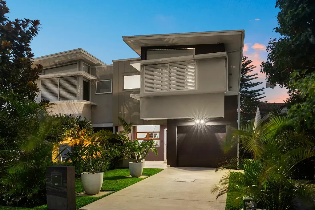 Cronulla 4房 海滨瑰宝 优质装修 宽敞卧室 岛台厨房 多采光区 全屋空调 私密庭院 车位便利 活力近邻 Effortless Coastal Living