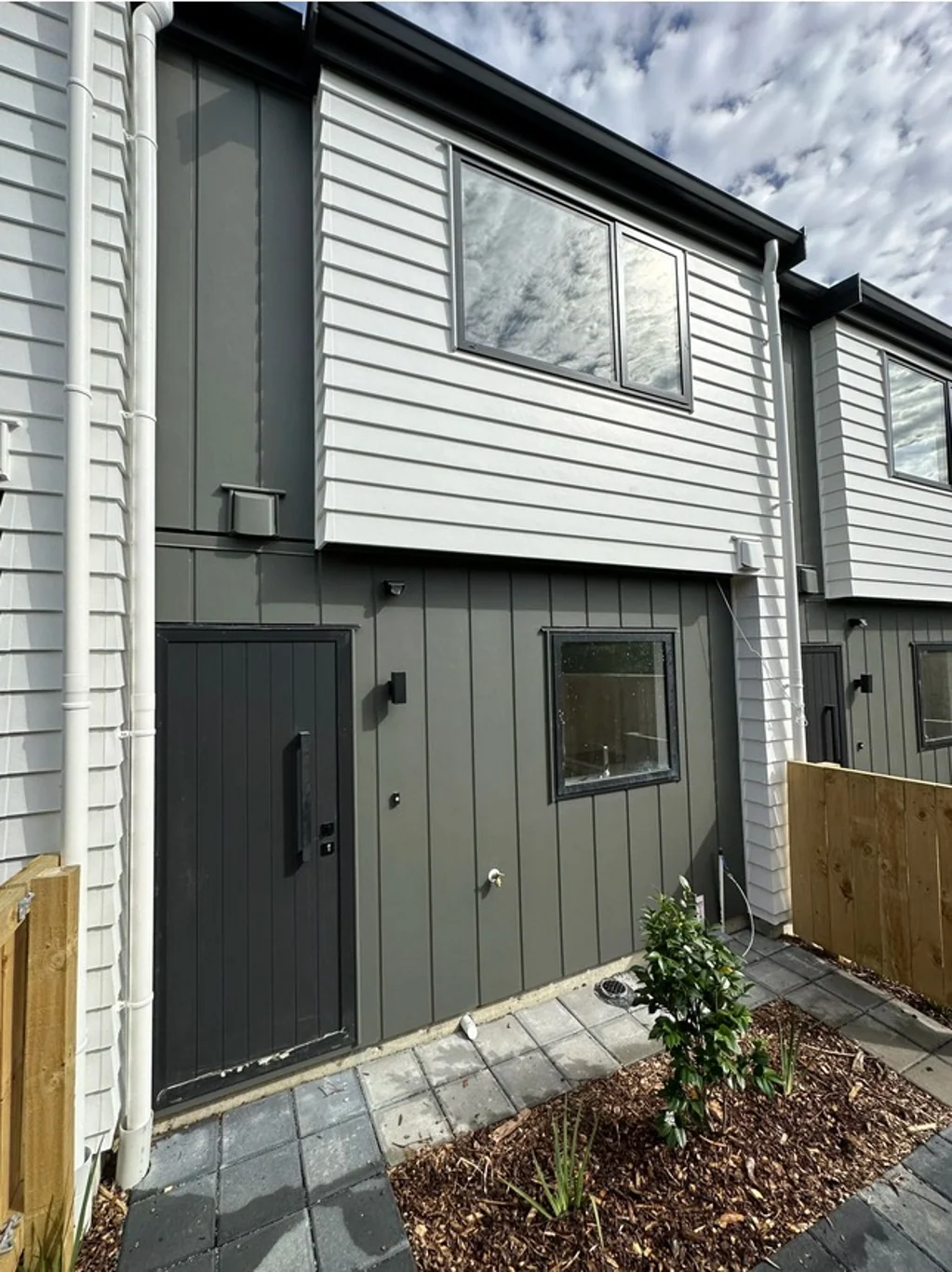 2 bedroom home in a quiet street!