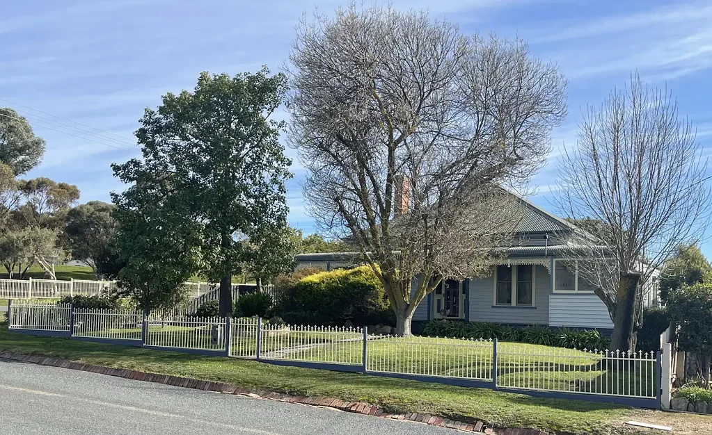 St Arnaud 4房  Charming Victorian Home with Modern Comforts - Perfect for Entertainers