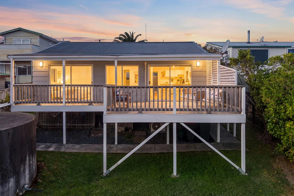 Army Bay 2chambre Coastal Charm, Golf Course Views & Potential