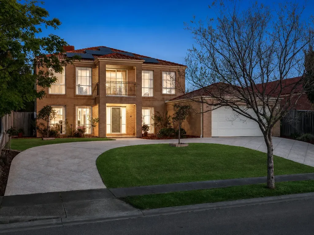 Narre Warren South 5غرفة نوم Grand Double-Storey Luxury Home with Multiple Living Zones in a Prime Family Location
