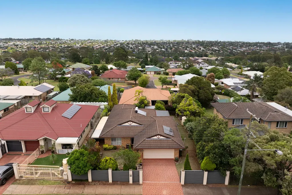 Kearneys Spring 3房 Kearneys Spring黄金地段 宽敞生活空间 现代舒适 多功能布局 户外娱乐区 便利生活配套 低运行成本 即时回报 Spacious Family Home with Excellent Tenants in Place