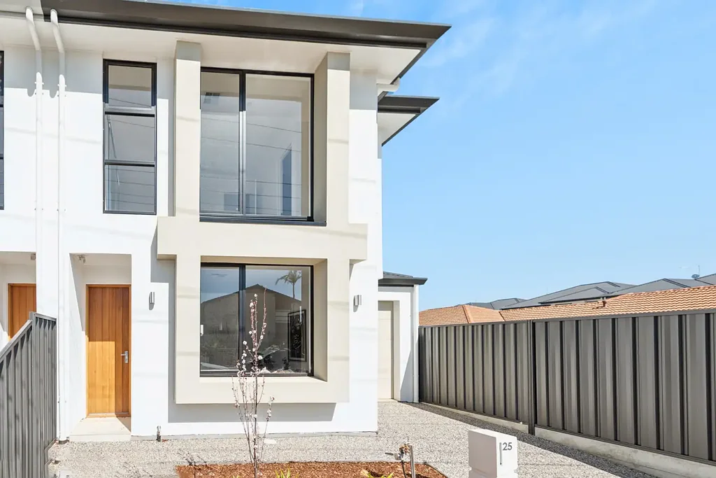 Ashford 3कमरा Modern Torrens Title Street Fronted Townhouse in Great Location with City & Beach at Your Doorstep!