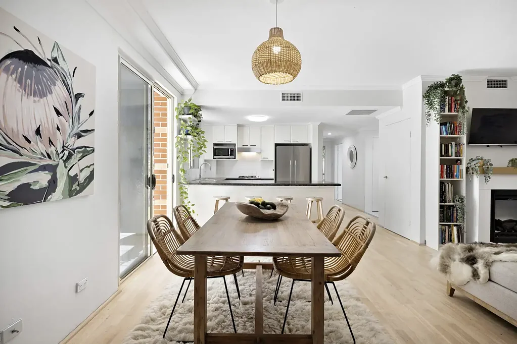 Balmain 2ห้องนอน Oversized courtyard apartment in near-bayside location
