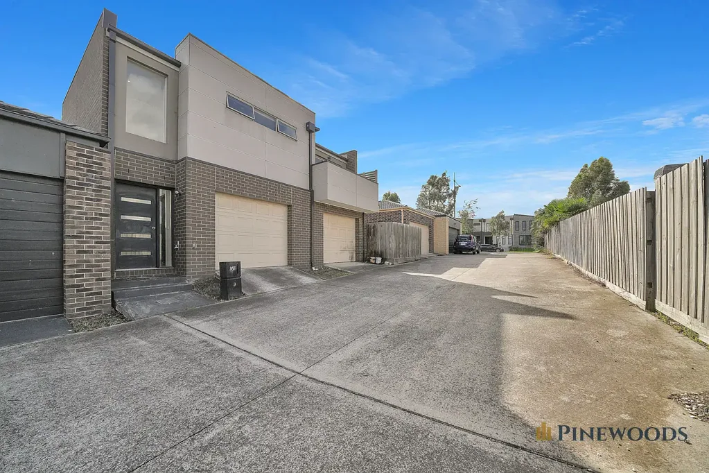 Modern Townhouse Offering Comfort, Convenience & Lifestyle!