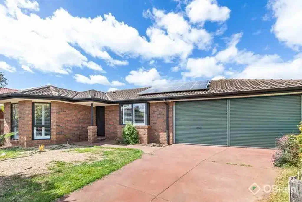 FAMILY LIVING IN QUIET LOCATION - SOLAR ENERGY, SAVE ON POWER COSTS!